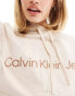 Calvin Klein Jeans – Hero – Kurzer Kapuzenpullover in Hellbeige mit Monogramm-Logo