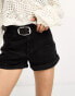 ASOS DESIGN Petite – Bequeme Mom-Jeansshorts in verwaschenem Schwarz