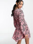 Фото #3 товара Повседневное платье Glamorous с длинным рукавом в розовом цвете с черно-белым цветочным узором, V-образным вырезом и поясом.