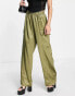 Flounce London – Satin-Cargohose in Khaki mit weitem Schnitt