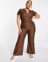 Фото #4 товара ASOS DESIGN Curve – Gerippter Jumpsuit mit Kragen und Reißverschluss auf der Vorderseite im Stil der 70er in Braun