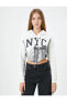 Фото #3 товара Crop Kapşonlu Sweatshirt Asimetrik Kesim NYC Baskılı