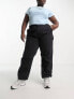 I Saw It First Plus – Exklusive Jeans-Jogginghose in schwarzer Waschung mit niedrigem Bund