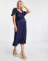 Flounce London Maternity – Satin-Midikleid in Marineblau mit Flatterärmeln