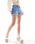 Pull&Bear mid rise denim Mom short in mid blue Голубой, 42 - фото #4