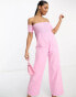 Фото #4 товара The Frolic – Gesmokter, schulterfreier Jumpsuit in Rosa mit weitem Bein