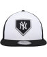 Фото #4 товара Men's White and Black New York Yankees 2022 Clubhouse Trucker 9FIFTY Snapback Hat