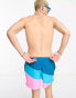 Фото #4 товара Nike Swimming – Explore – Volley-Badeshorts mit diagonalem Blockfarbendesign in Blau und Rosa, 5 Zoll Schrittlänge