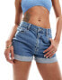 Hollister ultra high rise mom denim shorts in mid blue Голубой, W29 - фото #1