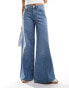 Фото #2 товара Vero Moda extreme wide leg jeans in medium blue wash