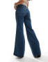 Фото #2 товара Wrangler wanderer mid rise flared jean in mid blue