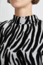 Fitted Yarım Balıkçı Yaka Zebra Desenli Uzun Kollu Tişört Z7761az22au