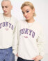 Фото #1 товара Reclaimed Vintage – Unisex-Sweatshirt in Ecru mit „Tokyo“-Print im College-Look und Rundhalsausschnitt