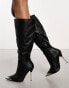 Public Desire – Finery – Kniehohe Stiefel aus Kunstleder in Schwarz mit Metalldetail und Absatz