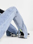 Urban Revivo – Bootcut-Schlagjeans in Blau mit Grafik