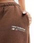 Фото #4 товара New Balance Linear heritage brushed back fleece sweatpant in brown