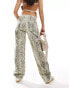 Фото #2 товара Pull&Bear wide leg jean in snake print