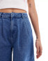 ASOS DESIGN – Elegante Jeans-Jorts in mittelblauer Waschung mit langem Schnitt