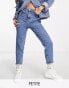 Фото #1 товара Bershka Petite comfort fit mom jean in mid blue