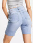 Фото #2 товара Parisian – Längere Jeansshorts in Hellblau mit unversäubertem Saum