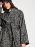 ASOS DESIGN Tall – Eleganter Mantel mit Bindegürtel und Fischgrätmuster in Schwarz und Weiß