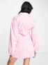 Pretty Lavish – Kurzes Hemdkleid in Rosa mit Zierausschnitt und Wickel-Design