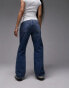 Topshop Petite relaxed mid rise Kort jeans in mid blue