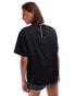 ASOS DESIGN – Satin-T-Shirt in Schwarz mit geripptem Ausschnitt