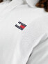 Фото #3 товара Tommy Jeans regular badge logo polo shirt in white