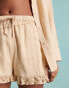 Фото #5 товара Miss Selfridge – Strukturierte Shorts in Creme mit Spitzenmix und Rüschensaum, Kombiteil