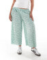 ASOS DESIGN Curve plisse wide trouser culottes in green ditsy Grün mit Blümchenmuster, 44 - фото #2