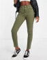 Miss Selfridge – Skinny-Jeans mit ausgefranstem Saum in Khaki Зеленый, W24 L32 - фото #1