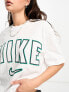 Nike – Boyfriend-T-Shirt in Weiß im College-Design