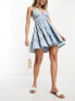 Miss Selfridge – Gestuftes Minikleid aus Denim in mittlerer Waschung mit Häkel-Design