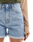 Фото #5 товара Calvin Klein Jeans mom denim shorts in mid wash