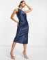 Lola May – Satin-Midikleid in Marineblau mit One-Shoulder- und Strass-Träger