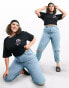 ASOS DESIGN Curve – Original – Mom-Jeans mit hohem Bund und Rissen in heller Waschung