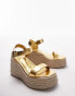 Фото #4 товара Topshop – Isla – Zweiteilige Sandaletten in Gold mit Keilabsatz