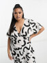 Фото #3 товара Vero Moda Curve wide leg jumpsuit in mono abstract print