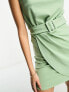 ASOS DESIGN – Ärmelloses Minikleid in Grün mit Gürtel und Wickelrock
