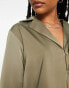 4th & Reckless Petite – Exclusive – Bluse aus Satin in Khaki mit Schnallen-Detail, Kombiteil Зеленый, 36 - фото #3