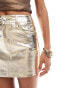 Фото #4 товара Amy Lynn Milena Lupe Y2k mini skirt in light gold chrome