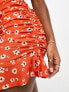 ASOS DESIGN – Schwingender Rock in Orange-Rot mit gerafften Seiten und Blumenmuster, Kombiteil