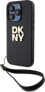 DKNY DKNY Wrist Strap Stock Logo - Etui iPhone 15 Pro (czarny)