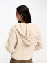 Miss Selfridge – Gestrickter Lounge-Kapuzenpullover in Hellbeige mit Zopfmuster und kurzem Schnitt