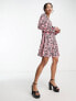 Glamorous – Langärmliges Minikleid in Rosa mit Gänseblümchenmuster in Schwarz, V-Ausschnitt und Bindegürtel