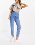 Женские джинсы Tommy Jeans Mom-Jeans in mittlerer Waschung mit extrem hohem Bund Mittelblauer Denim, W27 L30 - фото #9