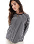 Фото #1 товара Vero Moda boxy long sleeve t-shirt in dark grey and white stripe