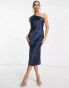 Фото #1 товара Lola May – Satin-Midikleid in Marineblau mit One-Shoulder- und Strass-Träger