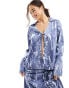 Vero Moda satin tie front open shirt co-ord in blue crinkle print синяя печать, S - EU 36 - фото #1